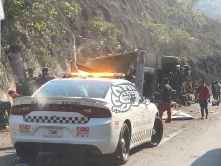 Vuelca tráiler en las Cumbres de Maltrata; hay un lesionado (+Video)