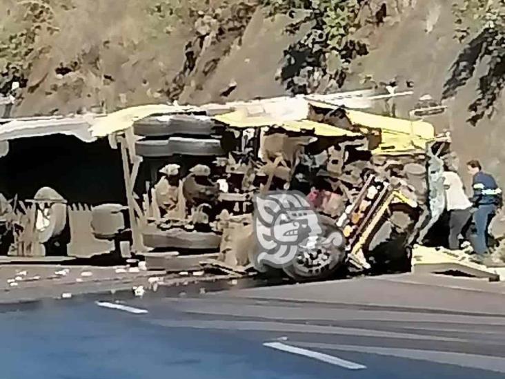 Vuelca tráiler en las Cumbres de Maltrata; hay un lesionado (+Video)