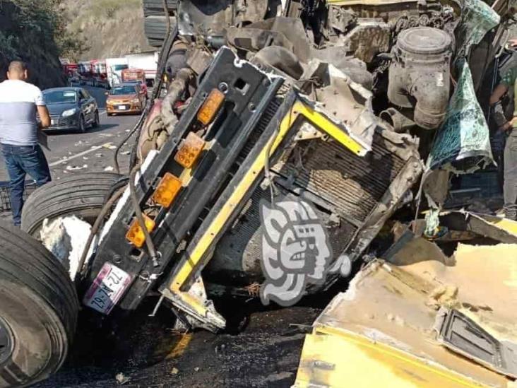 Vuelca tráiler en las Cumbres de Maltrata; hay un lesionado (+Video)