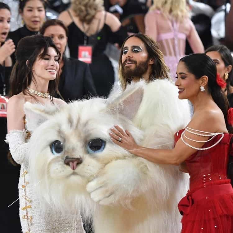 ¡Deslumbrante! Salma Hayek roba suspiros en la MET Gala 2023