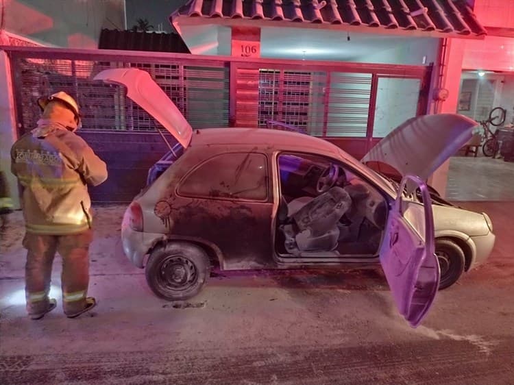Vehículo se incendia en fraccionamiento Moderno, en Veracruz (+Video)