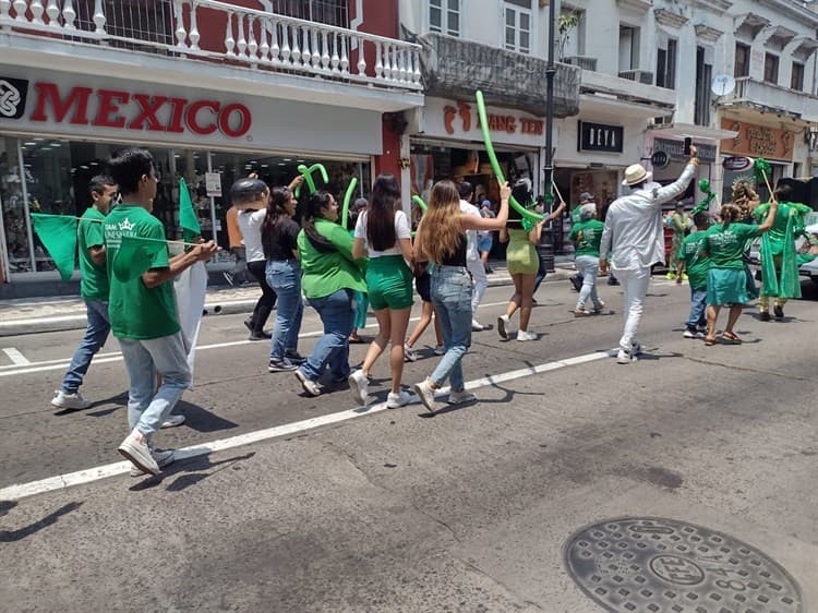 Génesis Vera realiza oficialmente su papaqui de inscripción a reina del Carnaval de Veracruz (+Video)