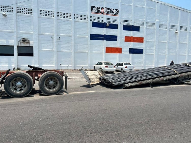 Remolque con varillas queda a la deriva en carretera de Veracruz