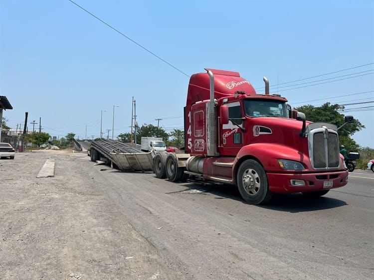 Remolque con varillas queda a la deriva en carretera de Veracruz