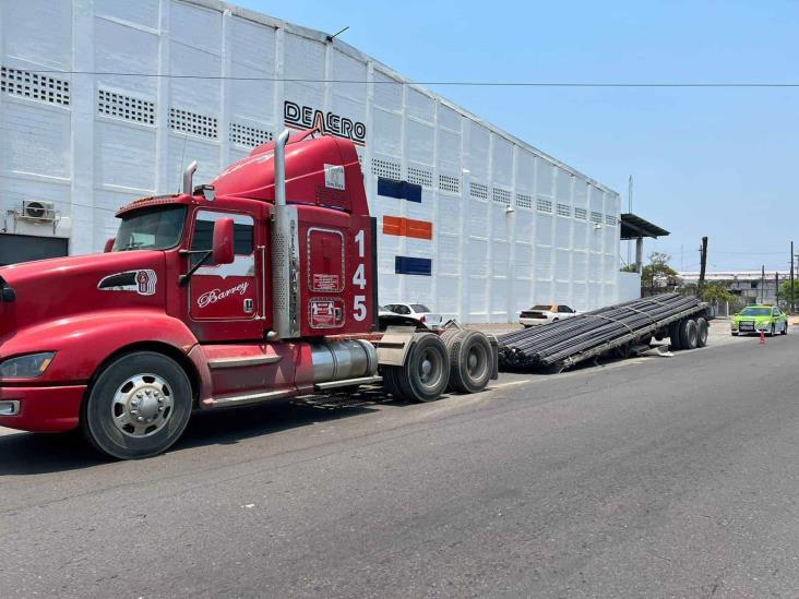 Remolque con varillas queda a la deriva en carretera de Veracruz