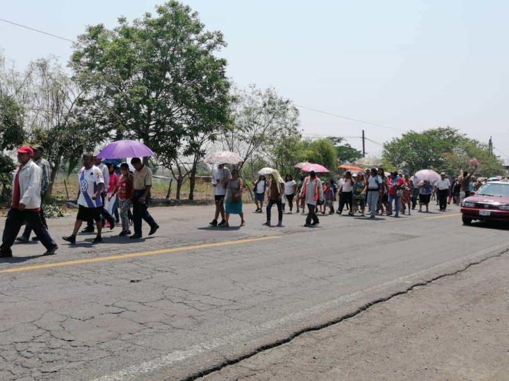 Protestan en Paso de Ovejas por falta de agua y granja de pollos insalubre
