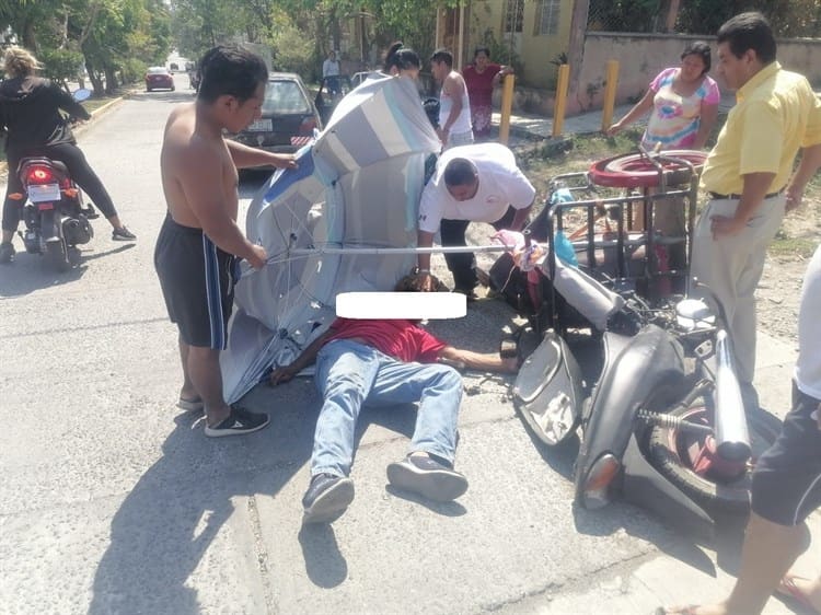 Vuelca moto-triciclo de tepache en calles de Tierra Blanca