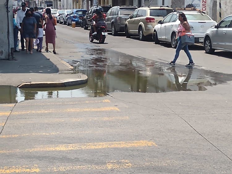 Se quejan por fuga de aguas negras en calle del Centro Histórico de Veracruz
