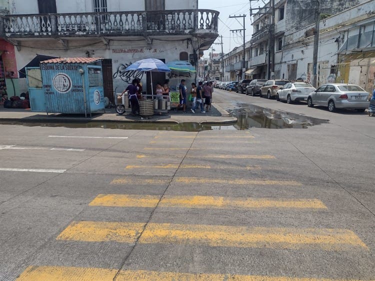 Se quejan por fuga de aguas negras en calle del Centro Histórico de Veracruz