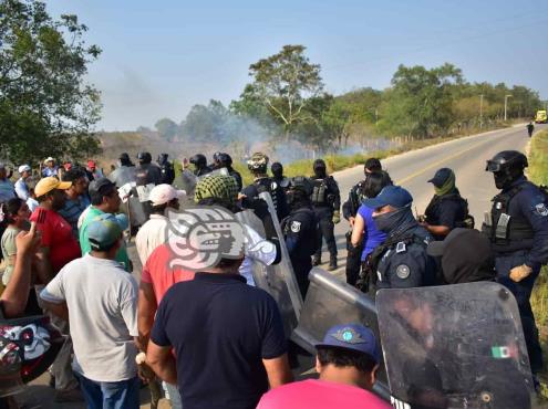 Desalojan a manifestantes que bloqueaban planta en San Juan Evangelista (+Video)