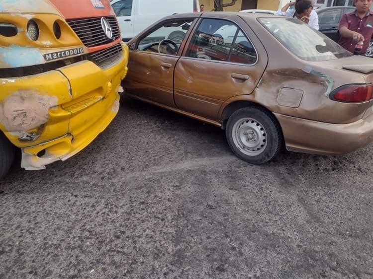 Camión urbano impacta a familia en fraccionamiento Costa Verde (+Video)