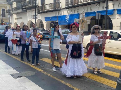 Artistas realizan procesión por el Día de la Vera Cruz