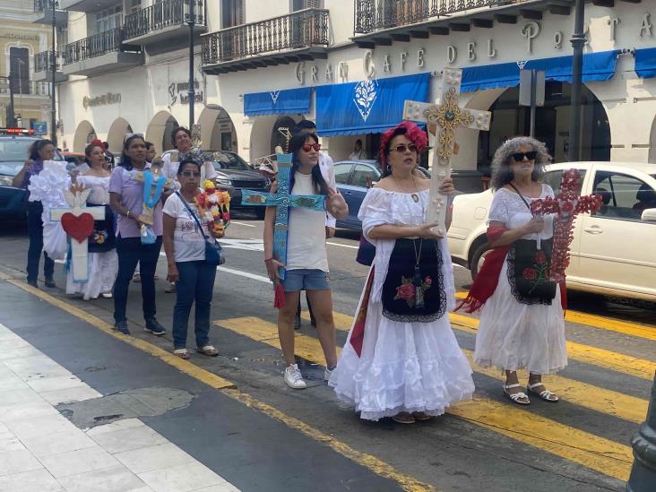 Artistas realizan procesión por el Día de la Vera Cruz