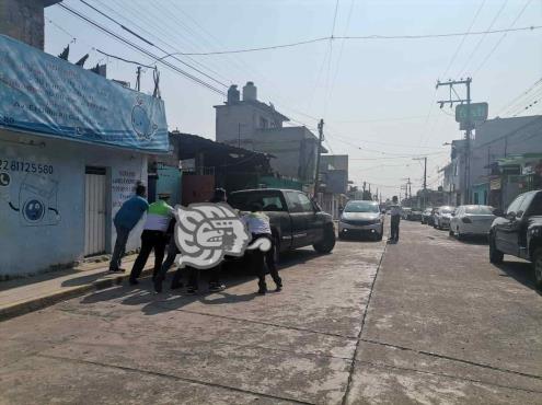 Realizan operativo para retirar vehículos mal estacionados en Xalapa
