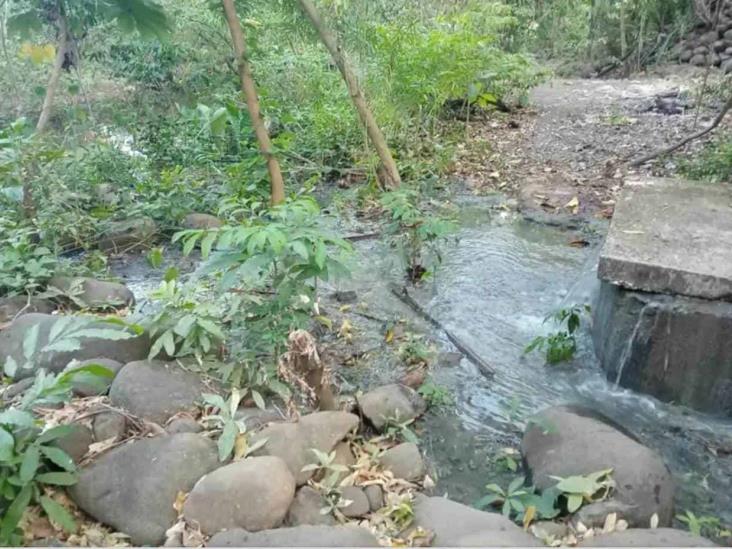 Alertan por posible contaminación de drenajes hacia el río de Tatahuicapan