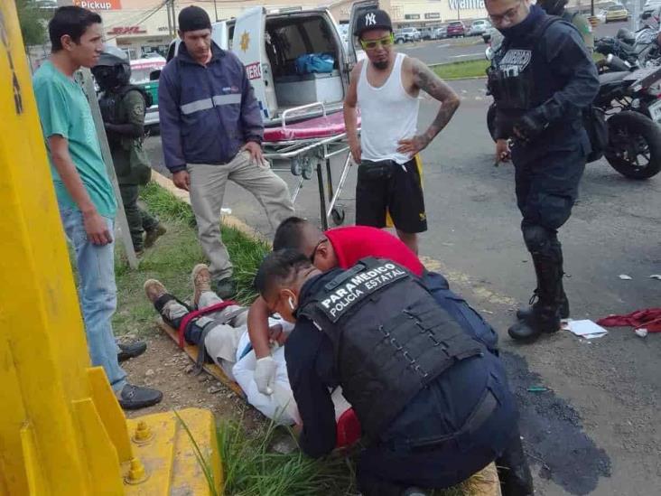 Taxi atropella a motorrepartidora en Xalapa