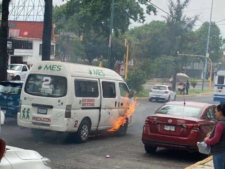 ¡Transporte escolar se incendia en Xalapa!