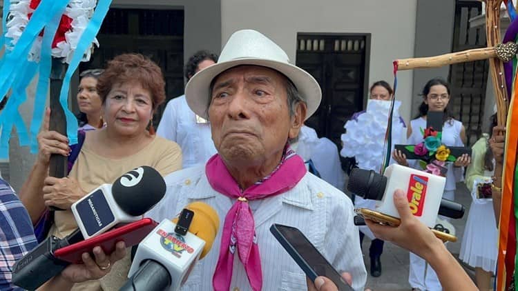 Artistas realizan procesión por el Día de la Vera Cruz