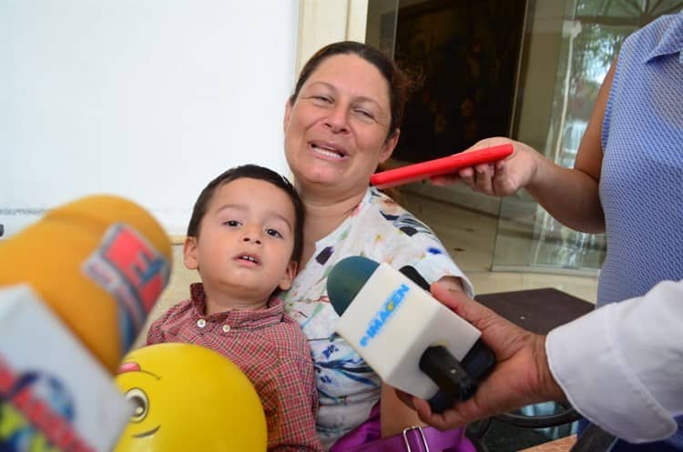 Pide ayuda para cubrir terapias y consultas de su hijo en Veracruz