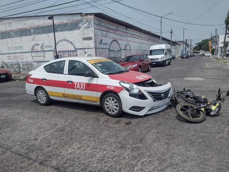 Motociclista choca con taxi en calles de Boca del Río