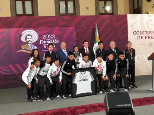 El Presidente López Obrador reconoce a niños de futbol mixto