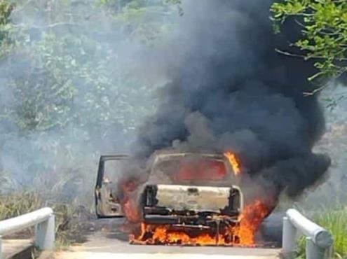 Corto circuito provoca incendio de camioneta en Nanchital