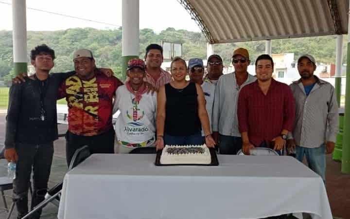 Por Día del Albañil, celebran a cuadrillas de Obras Públicas en Alvarado