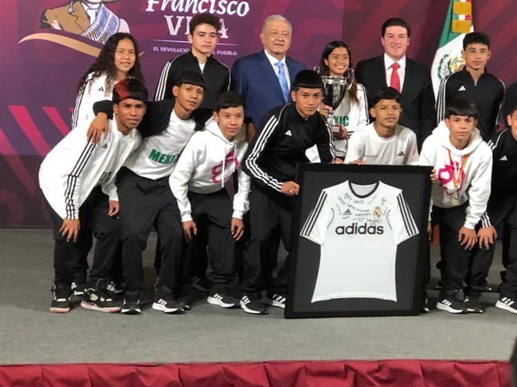 Celebra López Obrador triunfo de equipo infantil mexicano en torneo mundial de futbol