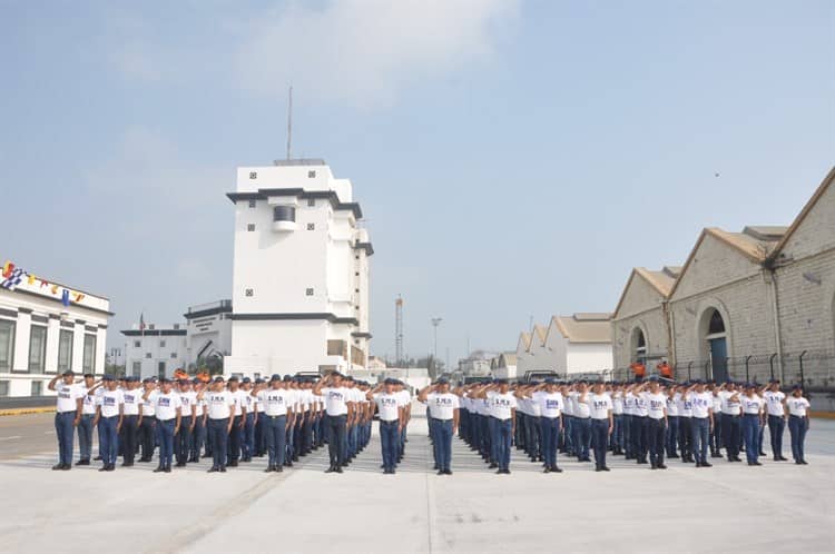 Jóvenes de la Marina del Servicio Militar realizan jura de bandera en Veracruz