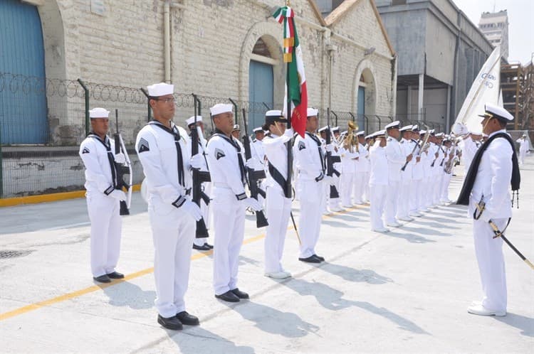 Jóvenes de la Marina del Servicio Militar realizan jura de bandera en Veracruz