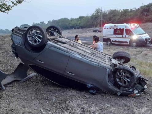 Vuelca automóvil en la autopista Córdoba-Veracruz; una lámina obstruyó su visibilidad
