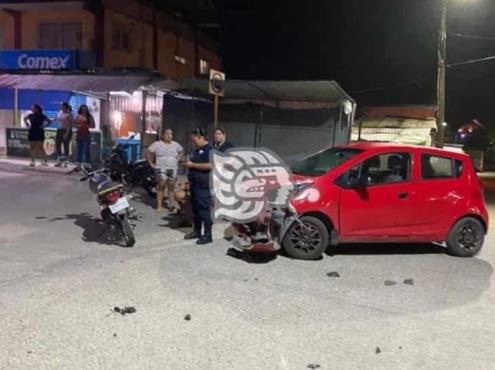 Motociclista choca contra vehículo en Villa Cuichapa