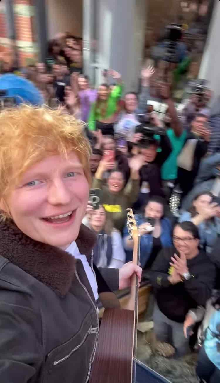 Ed Sheeran sorprende a fans cantando sobre un coche en Nueva York (+Video)