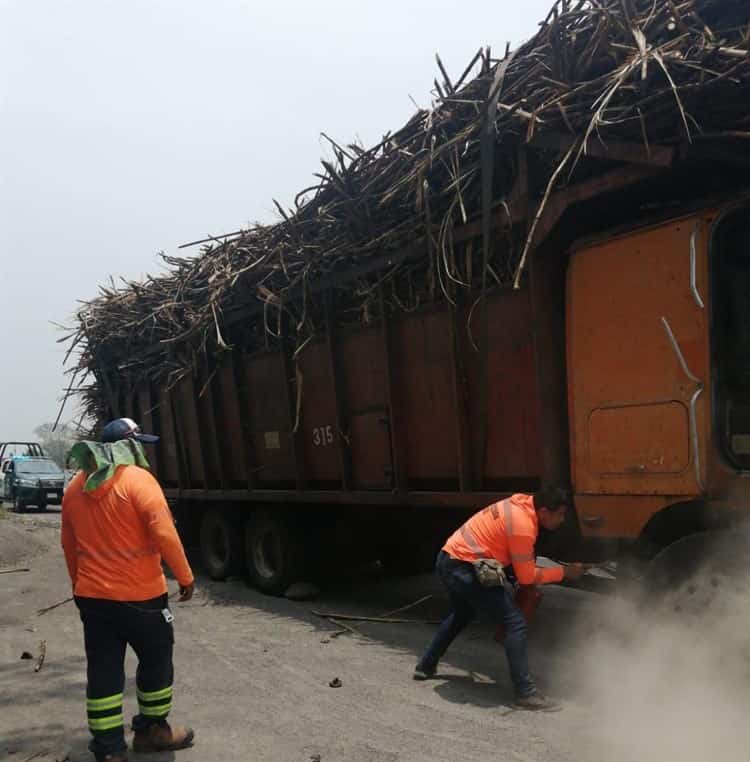 Camión cañero arde en Úrsulo Galván