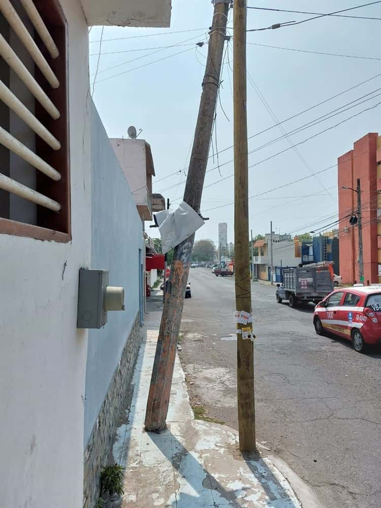 Alertan por poste a punto de caer en colonia de Boca del Río