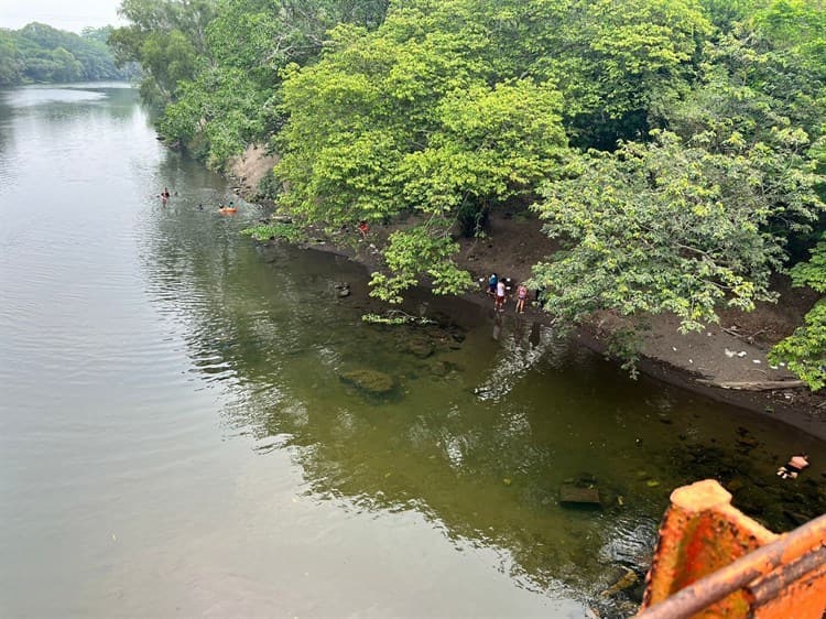 Casi se ahoga en río de Medellín; sufrió un calambre