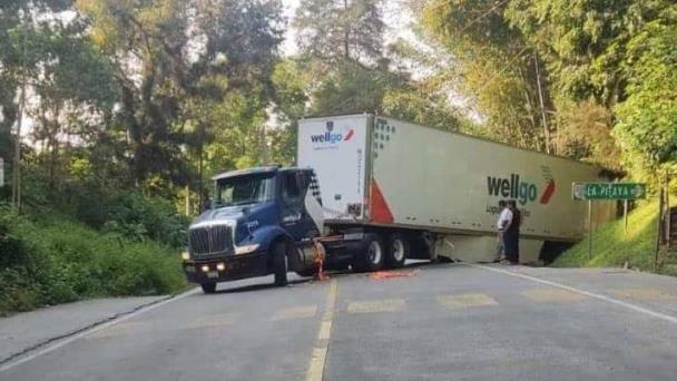 Tr Iler Causa Embotellamiento En Carretera Xalapa Coatepec