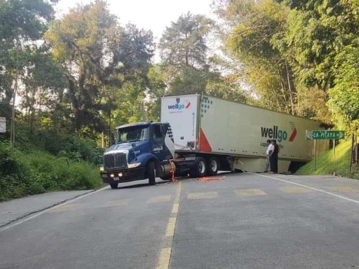 Tráiler genera caos en la carretera Xalapa-Coatepec, tras fallida maniobra