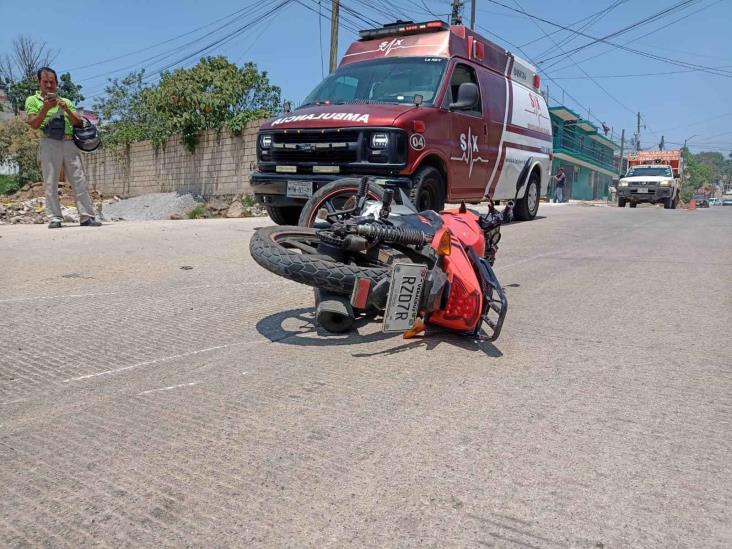 Taxi impacta a motociclista en colonia Higueras de Xalapa