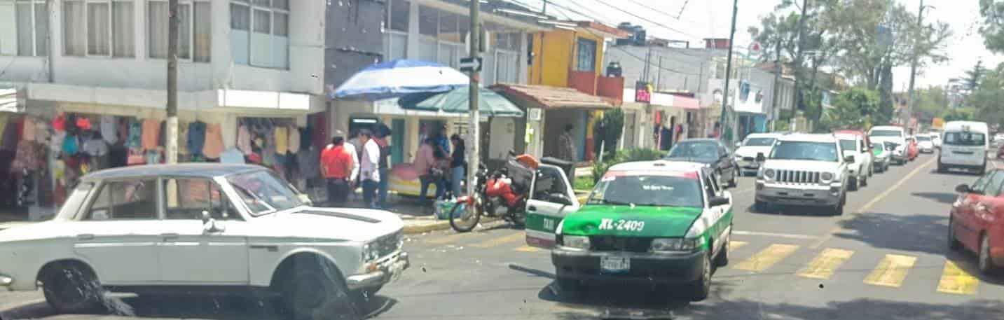 Fuerte choque entre taxi y particular en Miguel Alemán, en Xalapa