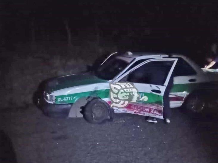 Accidente en carretera de Alto Lucero entre camioneta y taxi de Xalapa