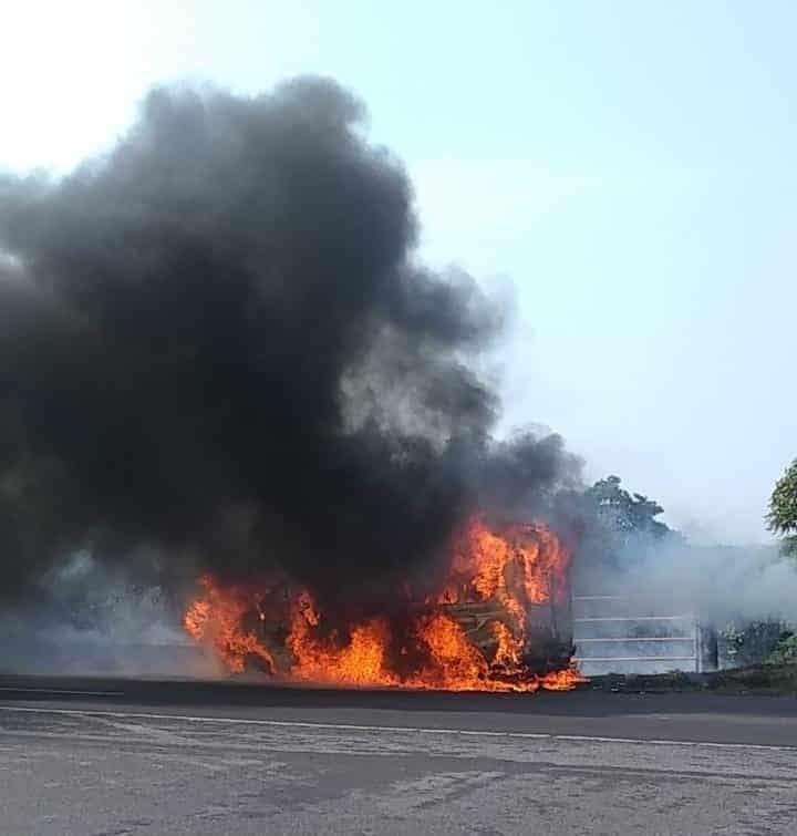 Camioneta tipo Van se incendia en la carretera Xalapa-Veracruz