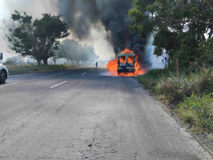 Camioneta tipo Van se incendia en la carretera Xalapa-Veracruz