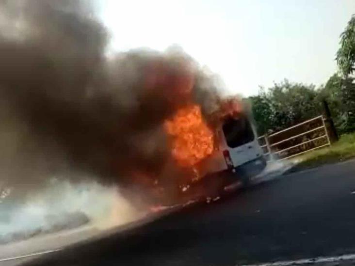 Camioneta tipo Van se incendia en la carretera Xalapa-Veracruz