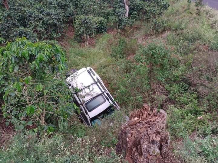 Cae camioneta a barranco en Tlaltetela