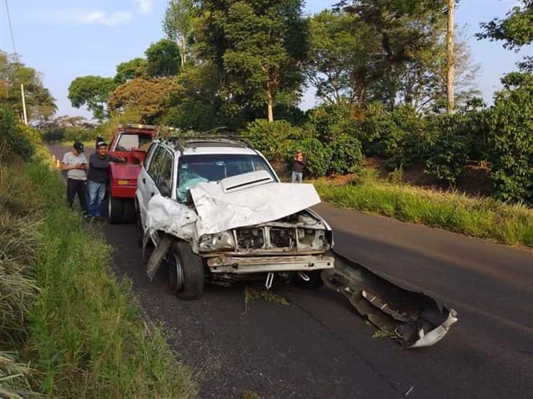 Cae camioneta a barranco en Tlaltetela