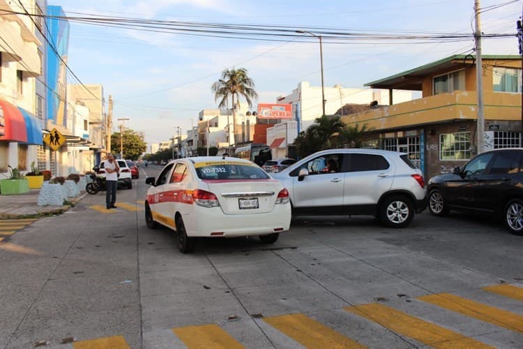 Camioneta impacta a taxista en la colonia Ricardo Flores Magón