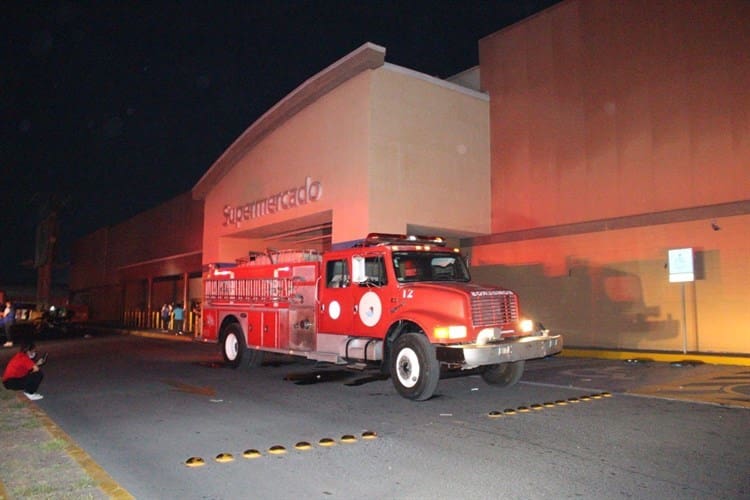 ¡Desalojan Walmart en Veracruz!; se movilizan cuerpos de emergencia por conato de incendio