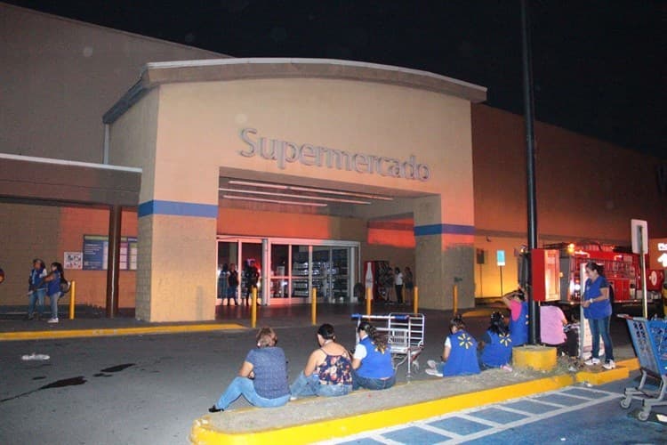 ¡Desalojan Walmart en Veracruz!; se movilizan cuerpos de emergencia por conato de incendio