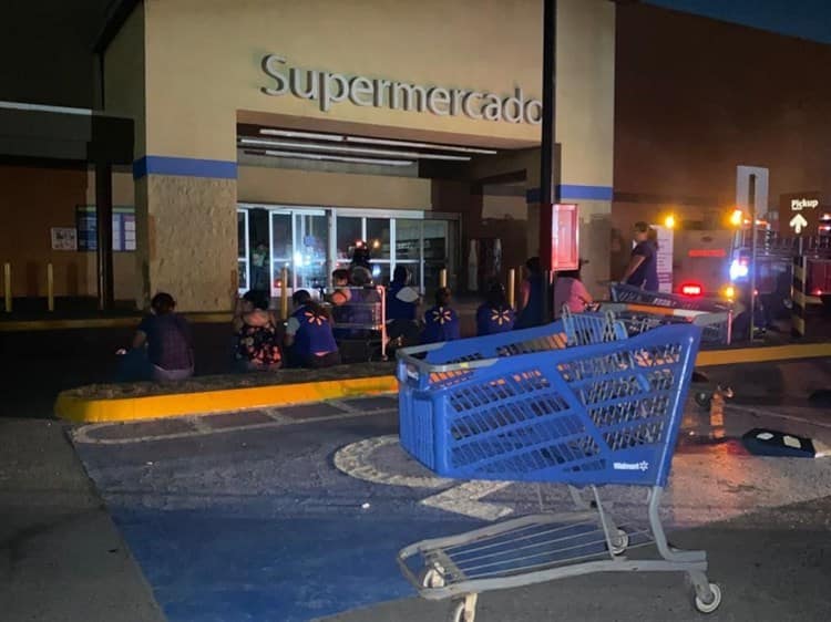 ¡Desalojan Walmart en Veracruz!; se movilizan cuerpos de emergencia por conato de incendio